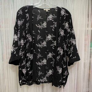 Bleuh Ciel Black Short Boho Kimono with White Floral Embroidery Size Large